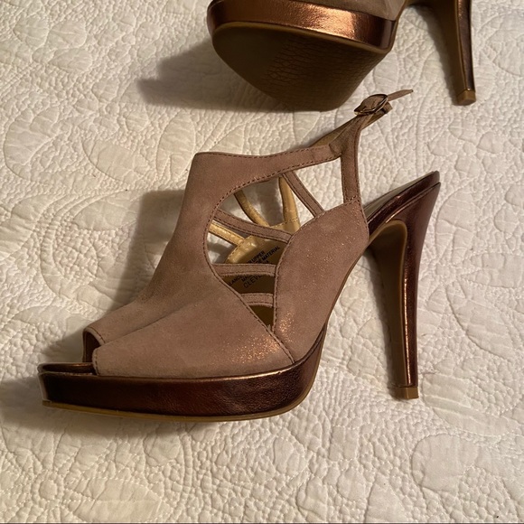 AUDREY BROOKE HEELS, Size 7 - Picture 2 of 13